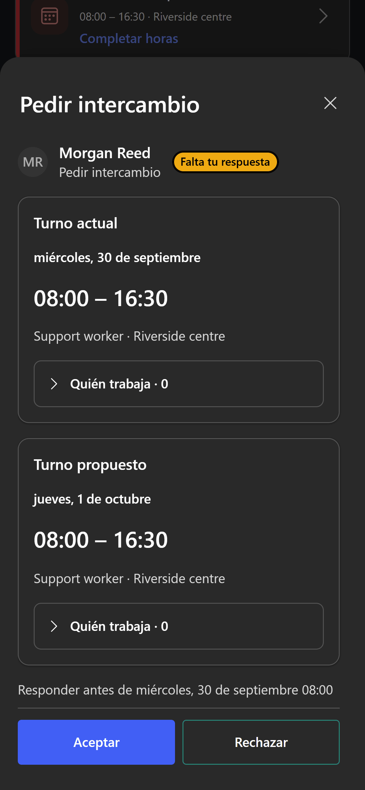 Chrona Workforce Mobile in Spanish, dark mode: a swap request with the current and proposed shifts, Accept and Decline