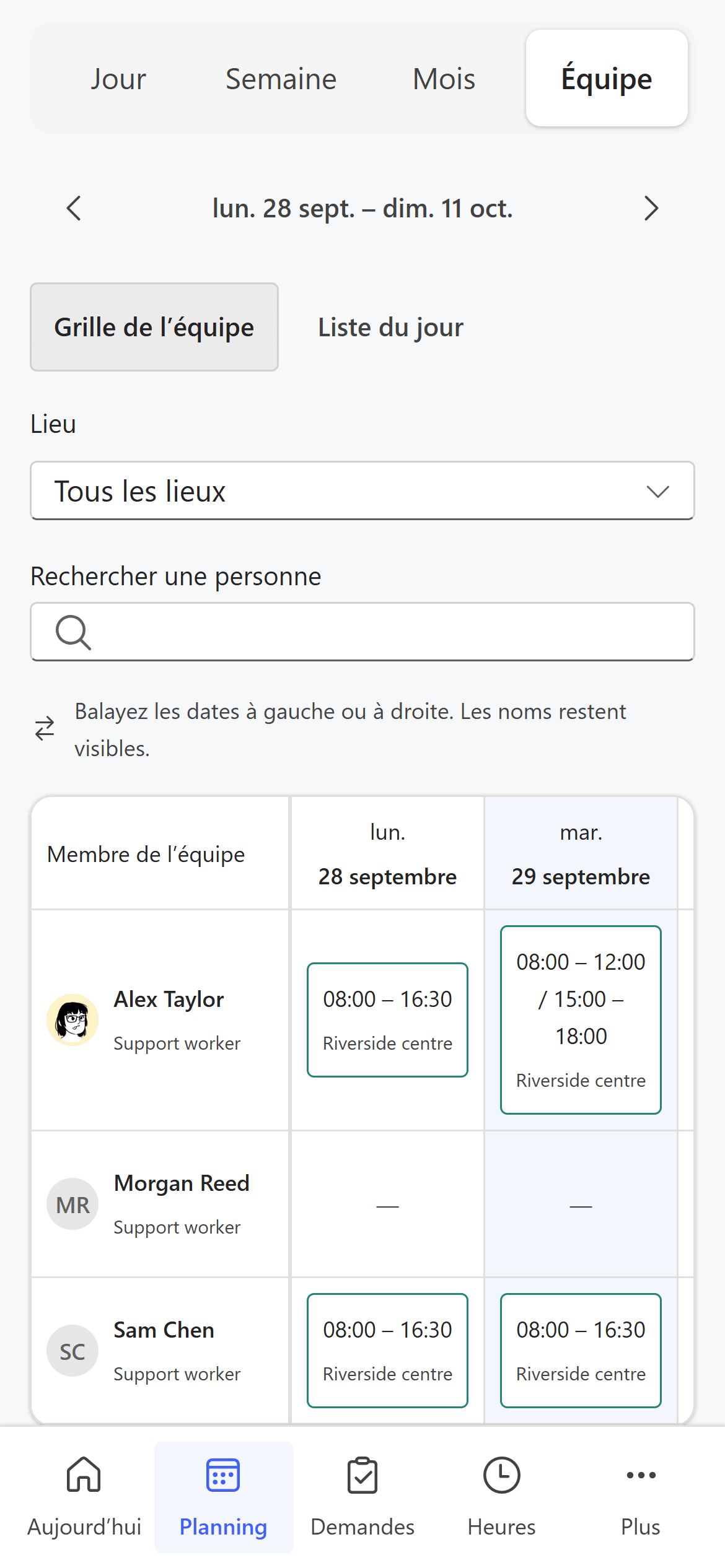 Chrona Workforce Mobile in French: the team schedule grid with each person’s shifts for Monday and Tuesday